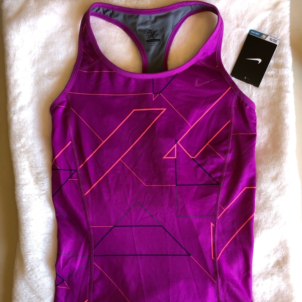 Nike DriFit Training Top. NWT. Women’s medium